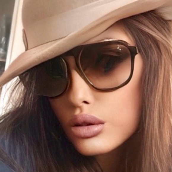 Introducing Lola - Picture 2 of 15